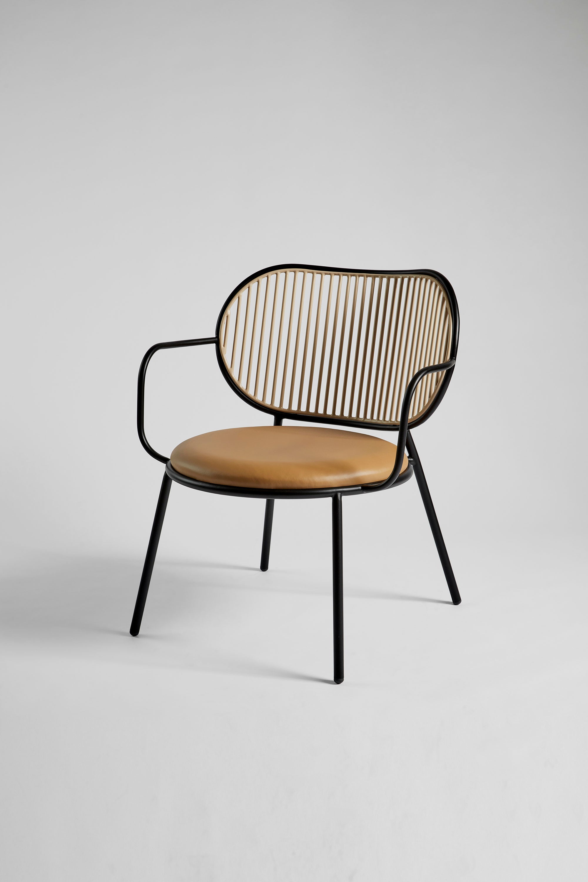 Piper Lounge Chair | Indoor/Outdoor Metal Armchair | GibsonKarlo | DesignByThem ** HF2 Maharam Lariat - 042 Saddle