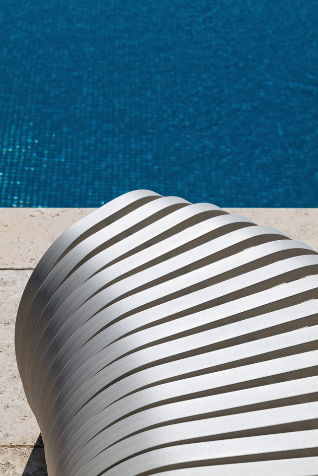 Ribs Bench Outdoor | Aluminium Metal Outdoor Seating Furniture | Stefan Lie | DesignByThem