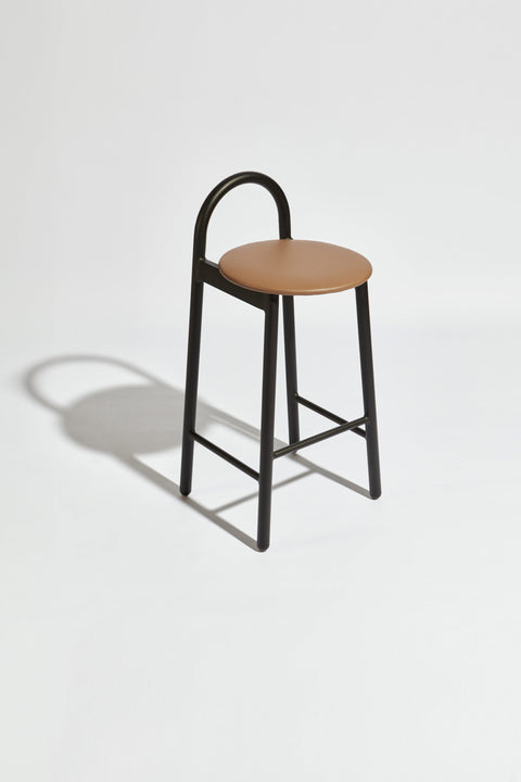 Bobby Bar Stool - Metal Upholstered with leather seat pad | DesignByThem ** HF2 Lariat - Camel / Textured Black